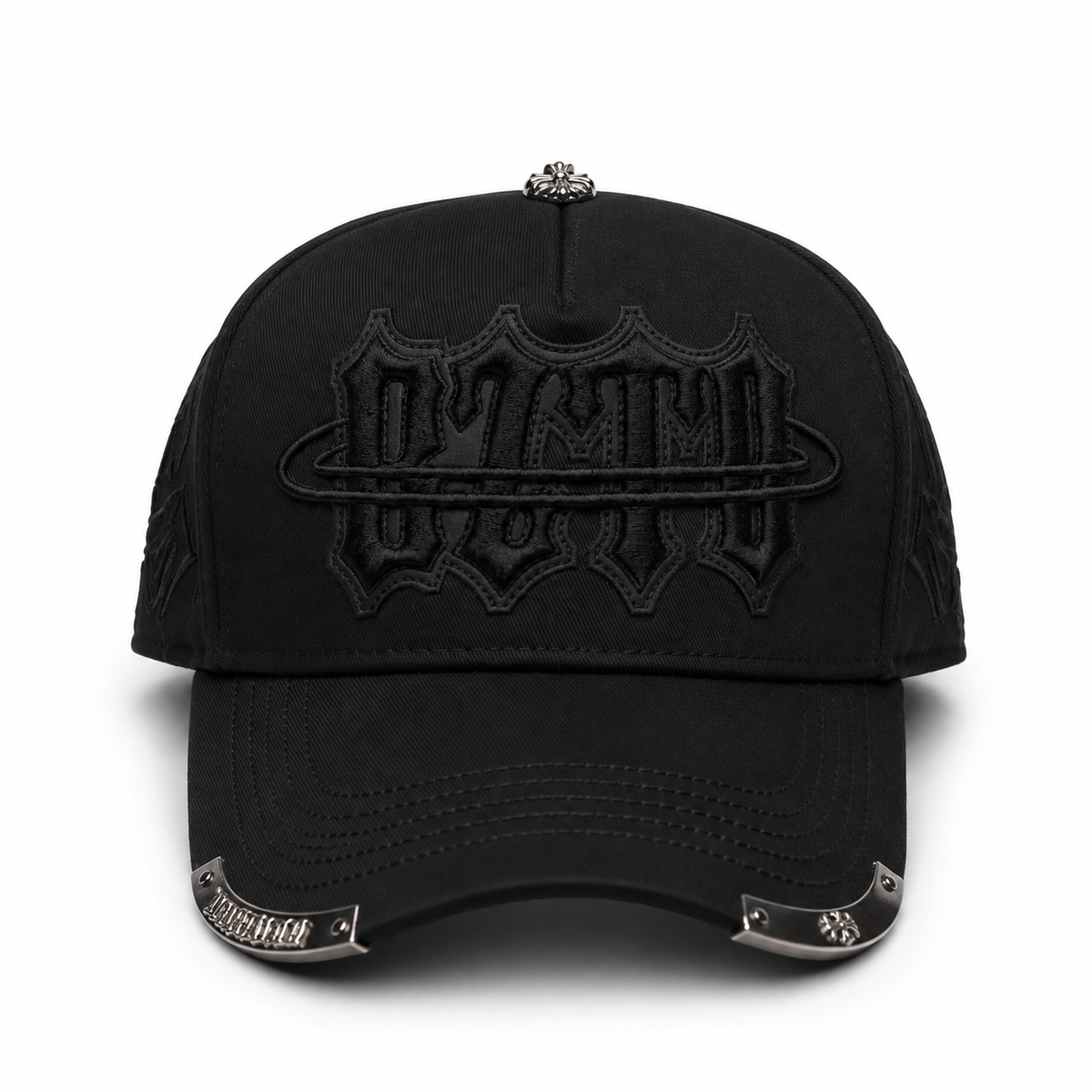 Gorra Baez x 31 Hats BZTO Pin Metálico all black con bordado en relieve y detalles metálicos