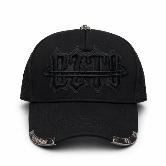 Gorra Baez x 31 Hats BZTO Pin Metálico all black con bordado en relieve y detalles metálicos