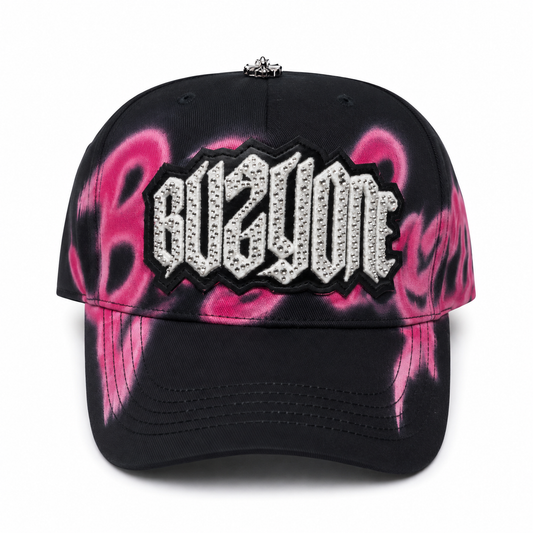 Gorra Baez x 31 Hats Buzy One negra con gráficos rosas y logo de pedrería