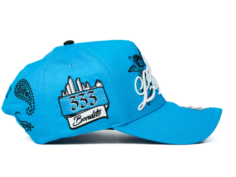 Gorra Baez x Blessd Joven Leyenda azul vista lateral