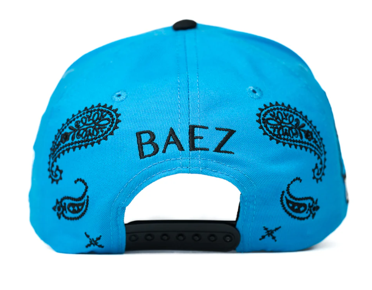 Gorra Baez x Blessd Joven Leyenda azul detalle