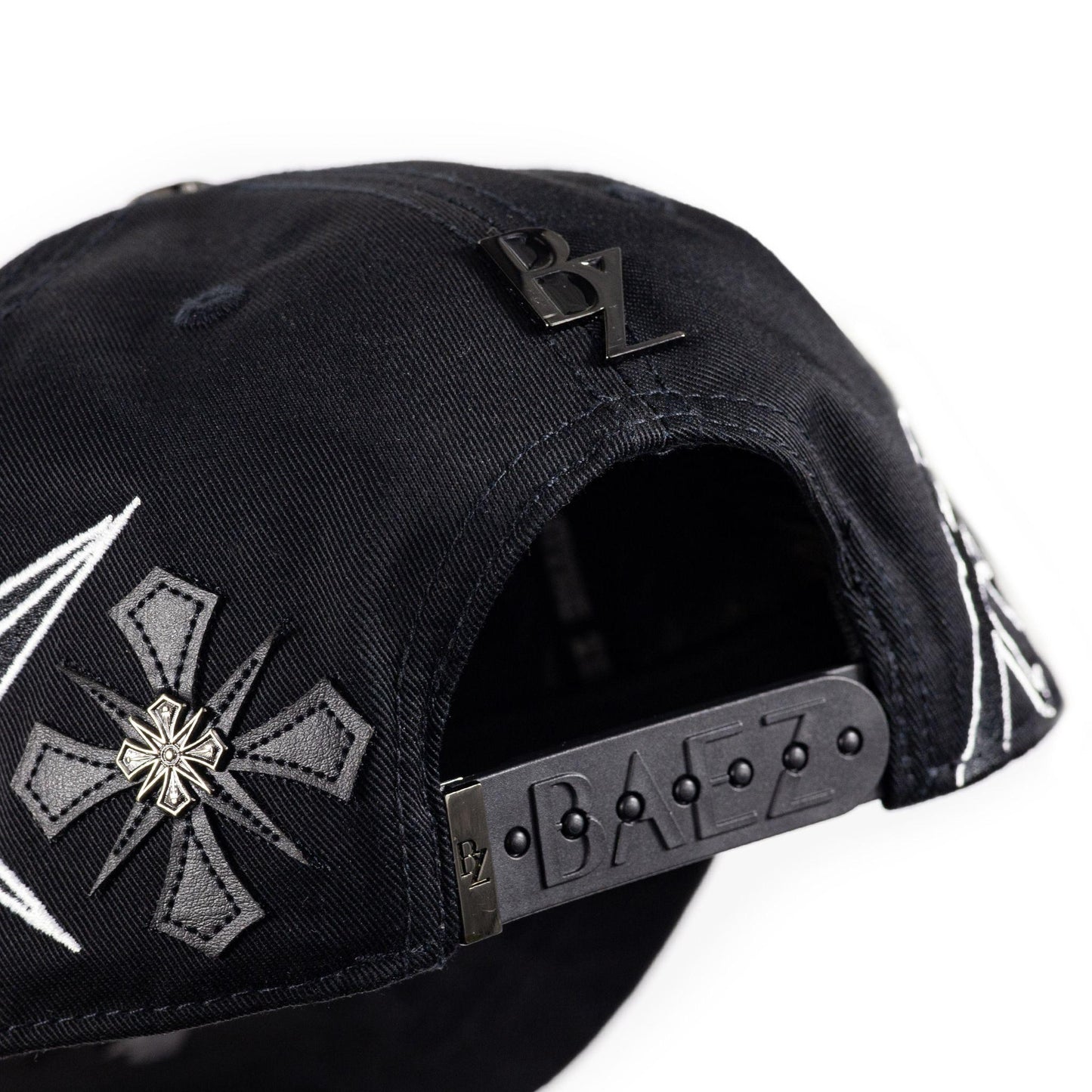 GORRA BAEZ X MYKE TOWERS NEGRA