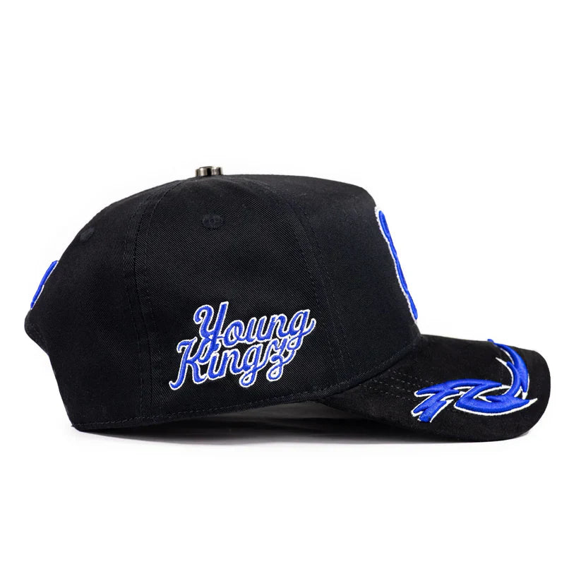 GORRA BAEZ X MYKE TOWERS - YOUNG KINGZ AZUL